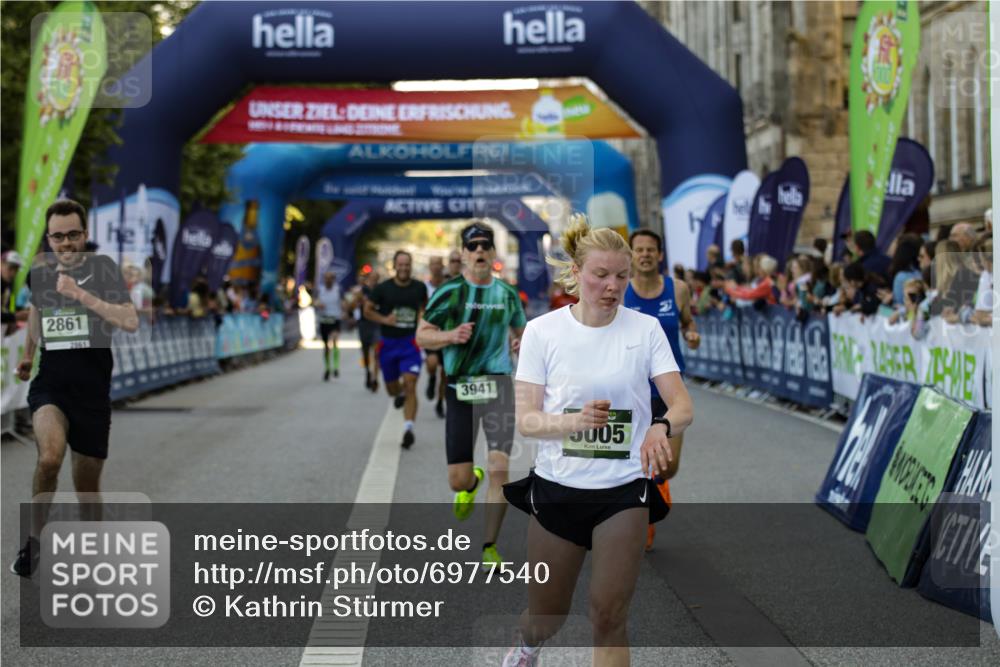 01.09.2024 - BARMER Alsterlauf Kathrin Stürmer Photography http://msf.ph/oto/6977540 01.09.2024 09:46:07 Ziel 2043, 2495, 2528, 2861, 2926, 3225, 3941, 4180, 4326, 4400, 4408, 4776, 4796, 4839, 5005, 5024, 5203 meine-sportfotos.de