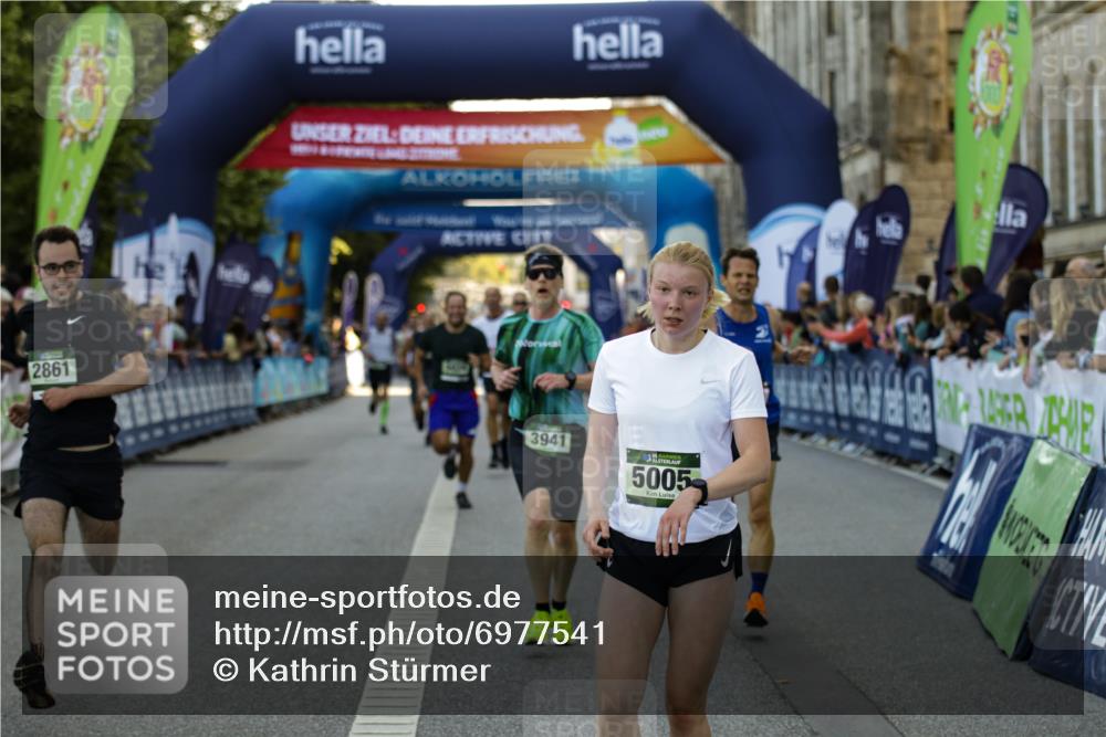 01.09.2024 - BARMER Alsterlauf Kathrin Stürmer Photography http://msf.ph/oto/6977541 01.09.2024 09:46:08 Ziel 2043, 2495, 2528, 2861, 2926, 3225, 3941, 4326, 4400, 4776, 4796, 4839, 5005, 5024, 5203 meine-sportfotos.de