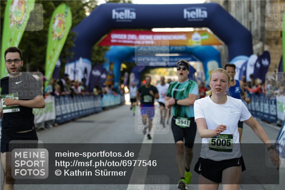 01.09.2024 - BARMER Alsterlauf Kathrin Stürmer Photography http://msf.ph/oto/6977546 01.09.2024 09:46:08 Ziel 2043, 2495, 2528, 2861, 2926, 3225, 3941, 4326, 4400, 4776, 4796, 4839, 5005, 5024, 5203 meine-sportfotos.de