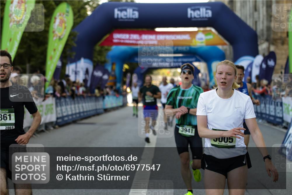 01.09.2024 - BARMER Alsterlauf Kathrin Stürmer Photography http://msf.ph/oto/6977547 01.09.2024 09:46:08 Ziel 2043, 2495, 2528, 2861, 2926, 3225, 3941, 4326, 4400, 4776, 4796, 4839, 5005, 5024, 5203 meine-sportfotos.de
