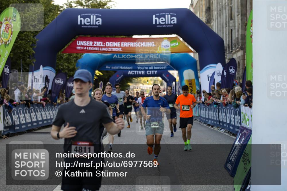 01.09.2024 - BARMER Alsterlauf Kathrin Stürmer Photography http://msf.ph/oto/6977569 01.09.2024 09:46:25 Ziel 2279, 2469, 2756, 2810, 3150, 3193, 3411, 3576, 3715, 4118, 4323, 4671, 4811, 4948, 4968, 5080, 5173, 8091, 8168, 8372, 8384 meine-sportfotos.de