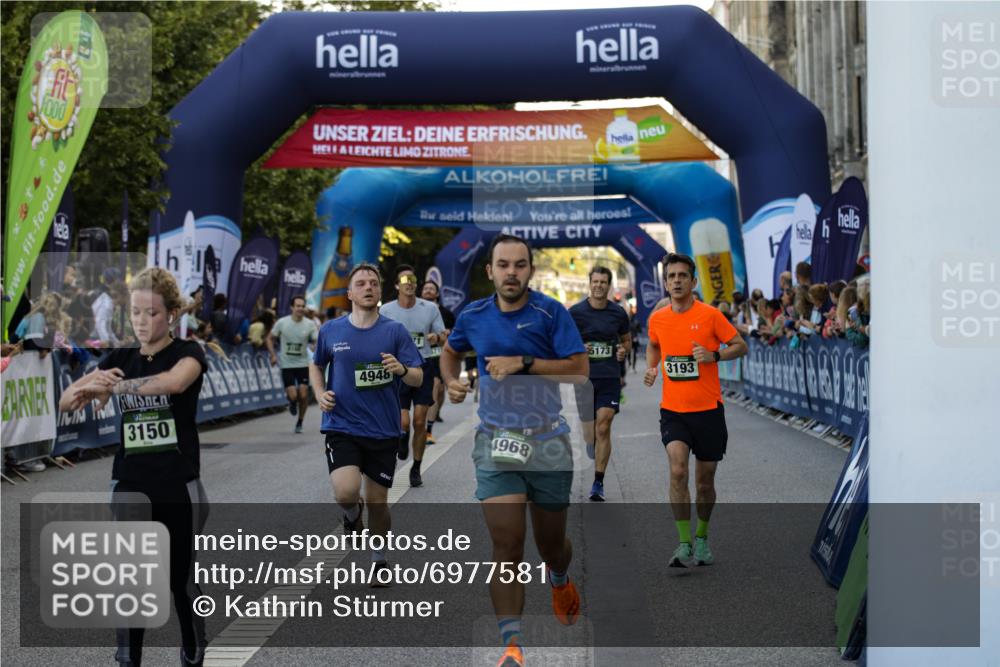 01.09.2024 - BARMER Alsterlauf Kathrin Stürmer Photography http://msf.ph/oto/6977581 01.09.2024 09:46:26 Ziel 2279, 2469, 2756, 2810, 3150, 3193, 3411, 3576, 3715, 4118, 4323, 4671, 4811, 4948, 4968, 5080, 5173, 8091, 8168, 8372, 8384 meine-sportfotos.de