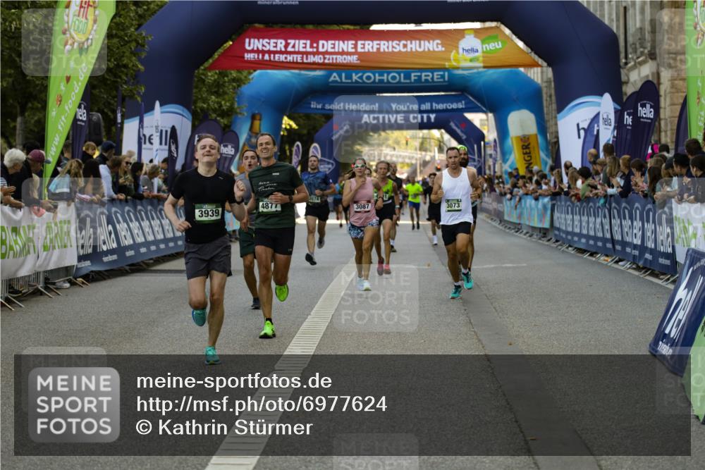 01.09.2024 - BARMER Alsterlauf Kathrin Stürmer Photography http://msf.ph/oto/6977624 01.09.2024 09:47:10 Ziel 2074, 2090, 2324, 2440, 2882, 3073, 3087, 3459, 3939, 4201, 4284, 4617, 4877, 5060, 5076 meine-sportfotos.de