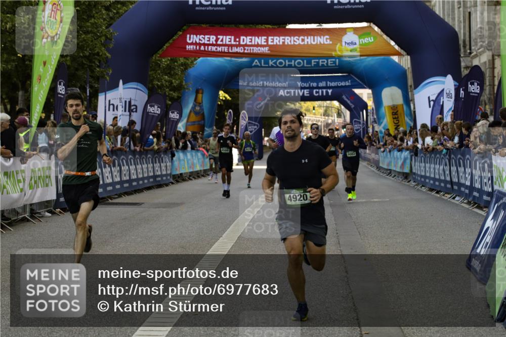 01.09.2024 - BARMER Alsterlauf Kathrin Stürmer Photography http://msf.ph/oto/6977683 01.09.2024 09:48:29 Ziel 2623, 2773, 2879, 2986, 3462, 4356, 4438, 4560, 4709, 4812, 4874, 4920, 5083, 5088, 5161, 5175 meine-sportfotos.de