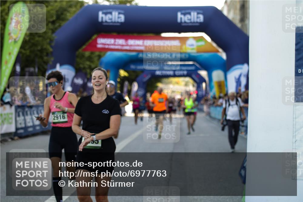 01.09.2024 - BARMER Alsterlauf Kathrin Stürmer Photography http://msf.ph/oto/6977763 01.09.2024 09:51:01 Ziel 2450, 2916, 2994, 3391, 3663, 4100, 4115, 5010, 5181, 5256, 5289, 8295 meine-sportfotos.de