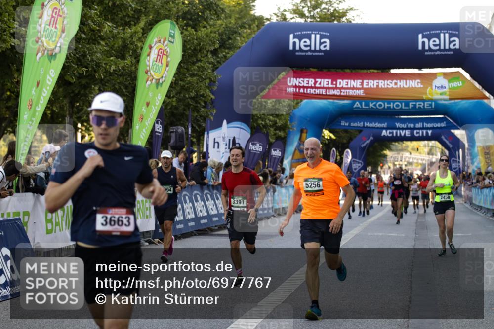 01.09.2024 - BARMER Alsterlauf Kathrin Stürmer Photography http://msf.ph/oto/6977767 01.09.2024 09:51:04 Ziel 2450, 2650, 2916, 2994, 3391, 3663, 4100, 4678, 4780, 5129, 5134, 5256, 5272, 5289, 8295 meine-sportfotos.de