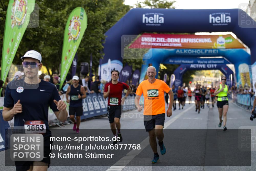 01.09.2024 - BARMER Alsterlauf Kathrin Stürmer Photography http://msf.ph/oto/6977768 01.09.2024 09:51:04 Ziel 2450, 2650, 2916, 2994, 3391, 3663, 4100, 4678, 4780, 5129, 5134, 5256, 5272, 5289, 8295 meine-sportfotos.de