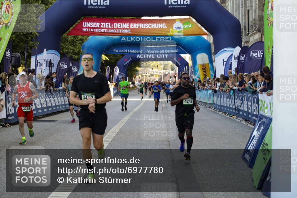 01.09.2024 - BARMER Alsterlauf Kathrin Stürmer Photography http://msf.ph/oto/6977780 01.09.2024 09:51:43 Ziel 2306, 2579, 2717, 3392, 3412, 4246, 4375, 4872, 4958, 5087, 5139, 5245 meine-sportfotos.de