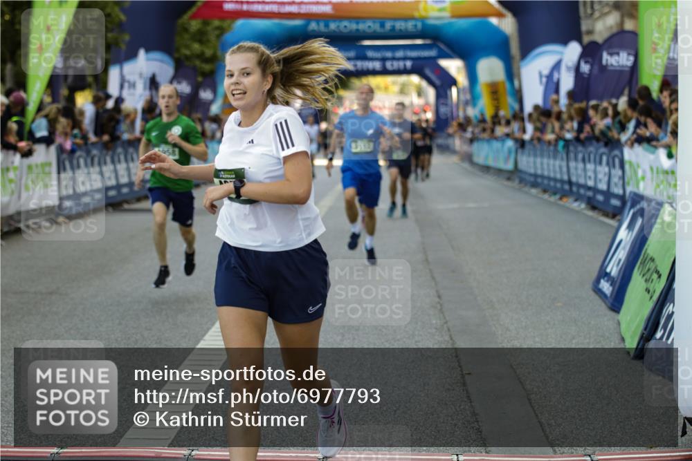 01.09.2024 - BARMER Alsterlauf Kathrin Stürmer Photography http://msf.ph/oto/6977793 01.09.2024 09:51:55 Ziel 2717, 3112, 3133, 3605, 3942, 4375, 4958, 5087, 5139, 5268, 5277 meine-sportfotos.de