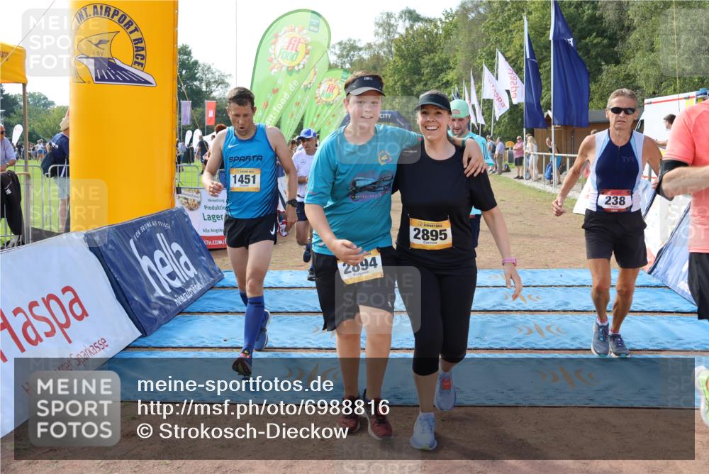 08.09.2024 - Airport Race Strokosch-Dieckow http://msf.ph/oto/6988816 08.09.2024 12:22:43 Ziel 165, 232, 238, 311, 315, 411, 1057, 1124, 1142, 1247, 1451, 1479, 2761, 2894, 2895, 3008, 3038 meine-sportfotos.de