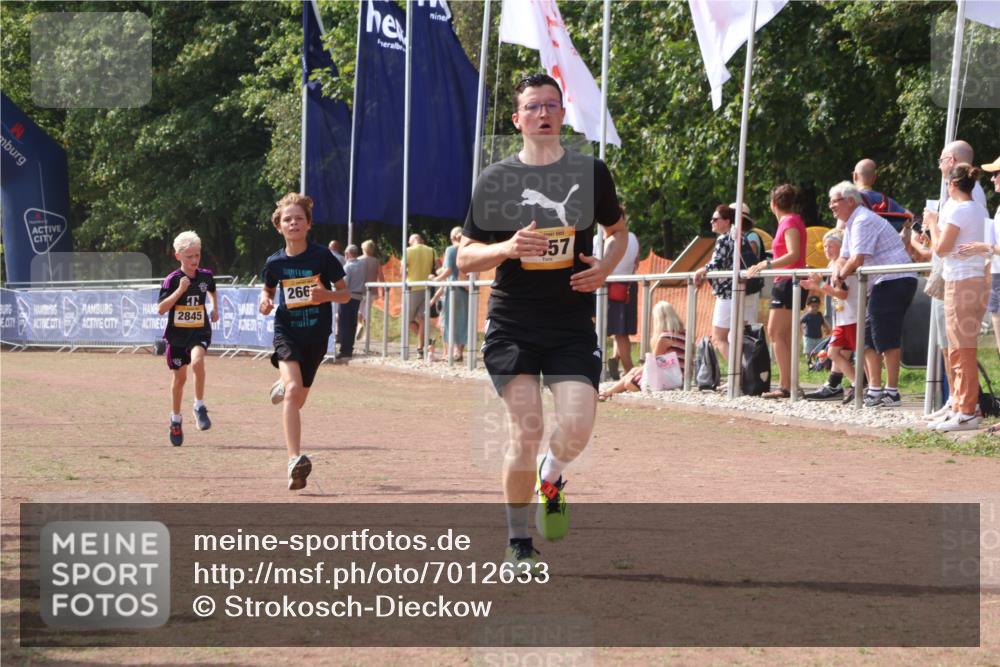 08.09.2024 - Airport Race Strokosch-Dieckow http://msf.ph/oto/7012633 08.09.2024 12:04:49 Ziel 687, 2845, 2857 meine-sportfotos.de