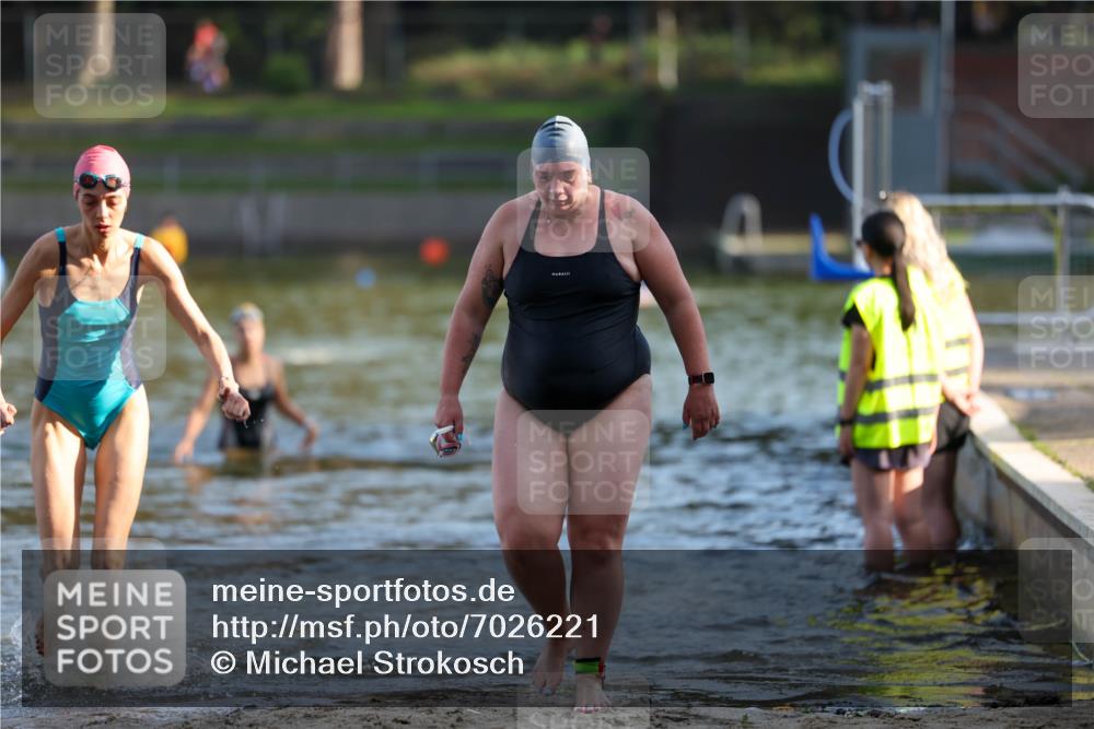 08.09.2024 - Stadtparktriathlon Michael Strokosch http://msf.ph/oto/7026221 08.09.2024 09:52:22 Schwimmen 210, 233, 246 meine-sportfotos.de