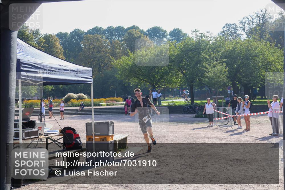08.09.2024 - Stadtparktriathlon Luisa Fischer http://msf.ph/oto/7031910 08.09.2024 09:42:35 Ziel 22, 32, 40 meine-sportfotos.de