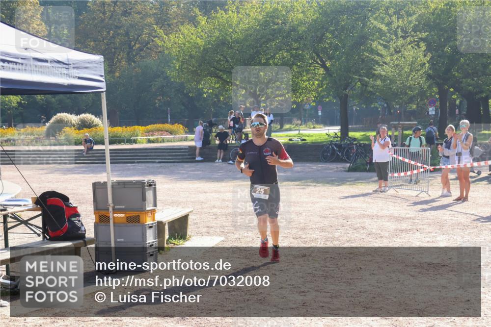 08.09.2024 - Stadtparktriathlon Luisa Fischer http://msf.ph/oto/7032008 08.09.2024 09:43:43 Ziel 25 meine-sportfotos.de