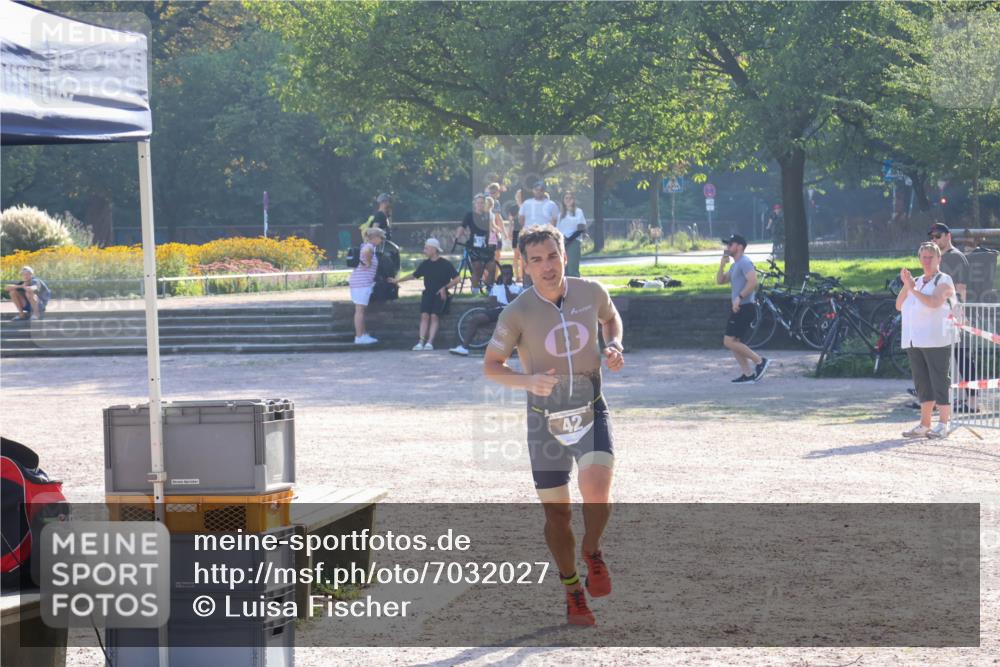 08.09.2024 - Stadtparktriathlon Luisa Fischer http://msf.ph/oto/7032027 08.09.2024 09:43:52 Ziel 42 meine-sportfotos.de