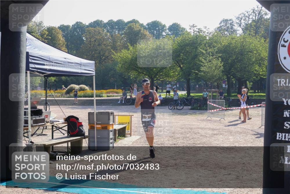 08.09.2024 - Stadtparktriathlon Luisa Fischer http://msf.ph/oto/7032483 08.09.2024 09:51:12 Ziel 3 meine-sportfotos.de