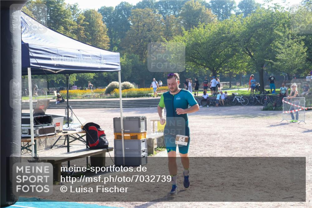 08.09.2024 - Stadtparktriathlon Luisa Fischer http://msf.ph/oto/7032739 08.09.2024 09:54:40 Ziel 64 meine-sportfotos.de