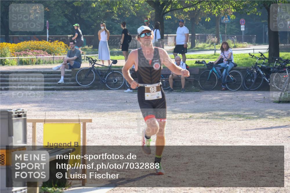 08.09.2024 - Stadtparktriathlon Luisa Fischer http://msf.ph/oto/7032888 08.09.2024 09:56:41 Ziel 98 meine-sportfotos.de