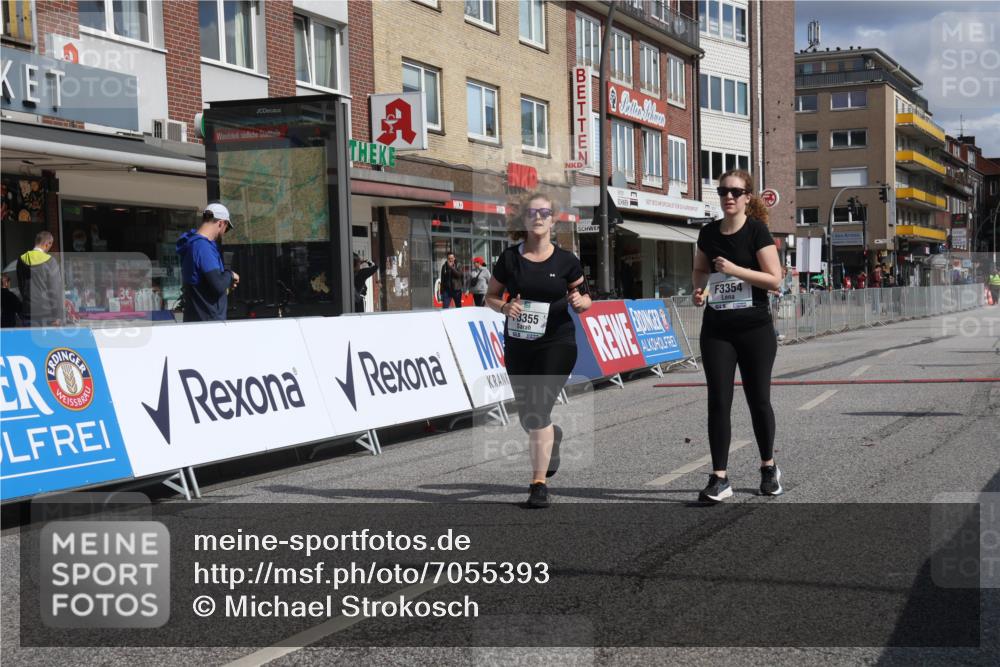 15.09.2024 - PSD Bank Halbmarathon Michael Strokosch http://msf.ph/oto/7055393 15.09.2024 12:41:14 Ziel 3354, 3355 meine-sportfotos.de