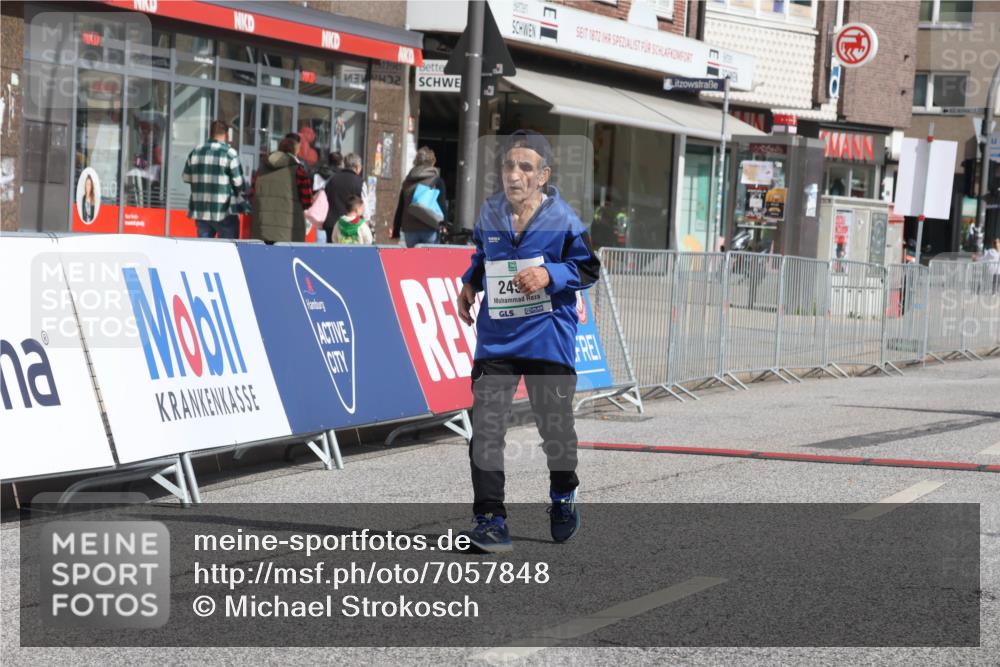 15.09.2024 - PSD Bank Halbmarathon Michael Strokosch http://msf.ph/oto/7057848 15.09.2024 12:56:29 Ziel 2459, 2460, 3487 meine-sportfotos.de