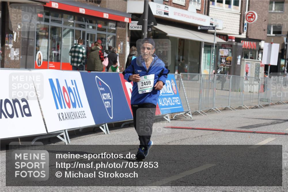 15.09.2024 - PSD Bank Halbmarathon Michael Strokosch http://msf.ph/oto/7057853 15.09.2024 12:56:29 Ziel 2459, 2460, 3487 meine-sportfotos.de