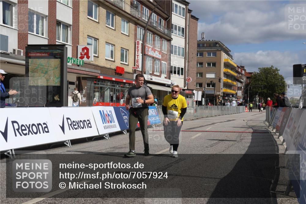 15.09.2024 - PSD Bank Halbmarathon Michael Strokosch http://msf.ph/oto/7057924 15.09.2024 12:56:36 Ziel 2459, 2460, 3487 meine-sportfotos.de