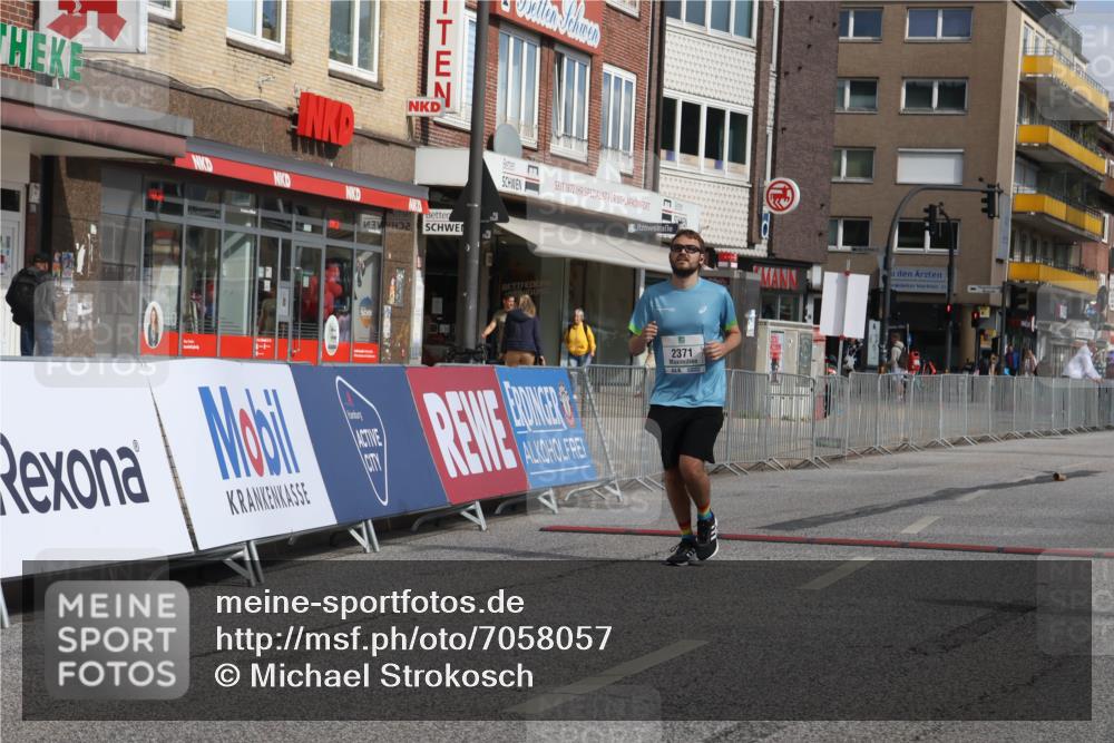 15.09.2024 - PSD Bank Halbmarathon Michael Strokosch http://msf.ph/oto/7058057 15.09.2024 12:57:42 Ziel 2371 meine-sportfotos.de