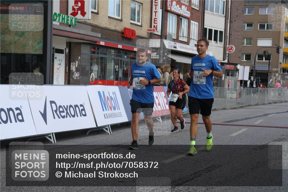 15.09.2024 - PSD Bank Halbmarathon Michael Strokosch http://msf.ph/oto/7058372 15.09.2024 13:00:12 Ziel 2433, 2435, 2830 meine-sportfotos.de