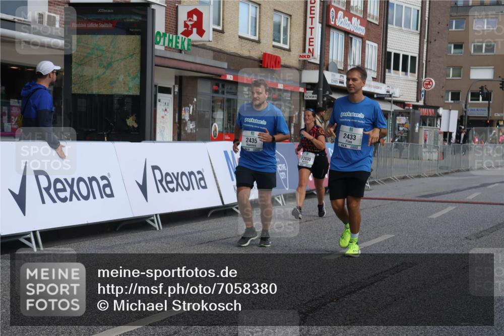 15.09.2024 - PSD Bank Halbmarathon Michael Strokosch http://msf.ph/oto/7058380 15.09.2024 13:00:13 Ziel 2433, 2435, 2830 meine-sportfotos.de