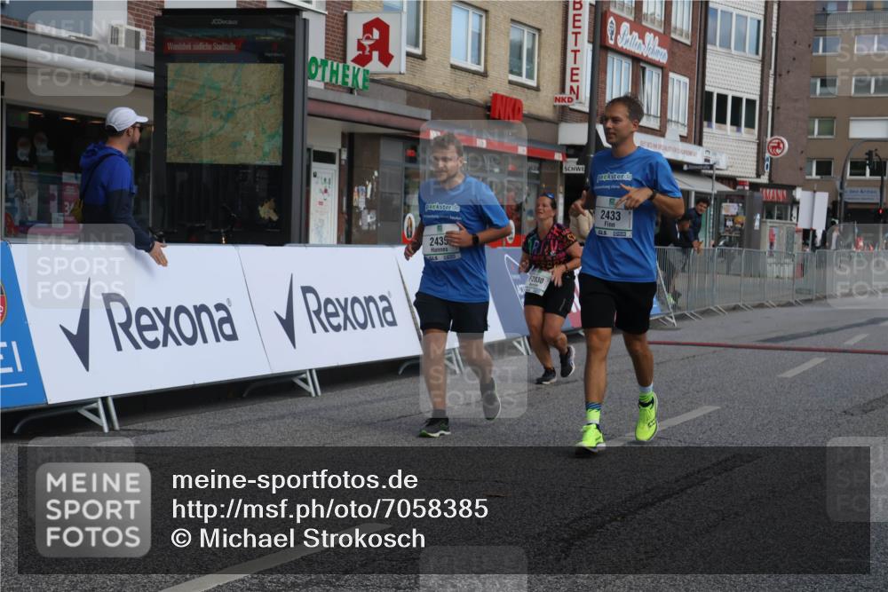 15.09.2024 - PSD Bank Halbmarathon Michael Strokosch http://msf.ph/oto/7058385 15.09.2024 13:00:13 Ziel 2433, 2435, 2830 meine-sportfotos.de