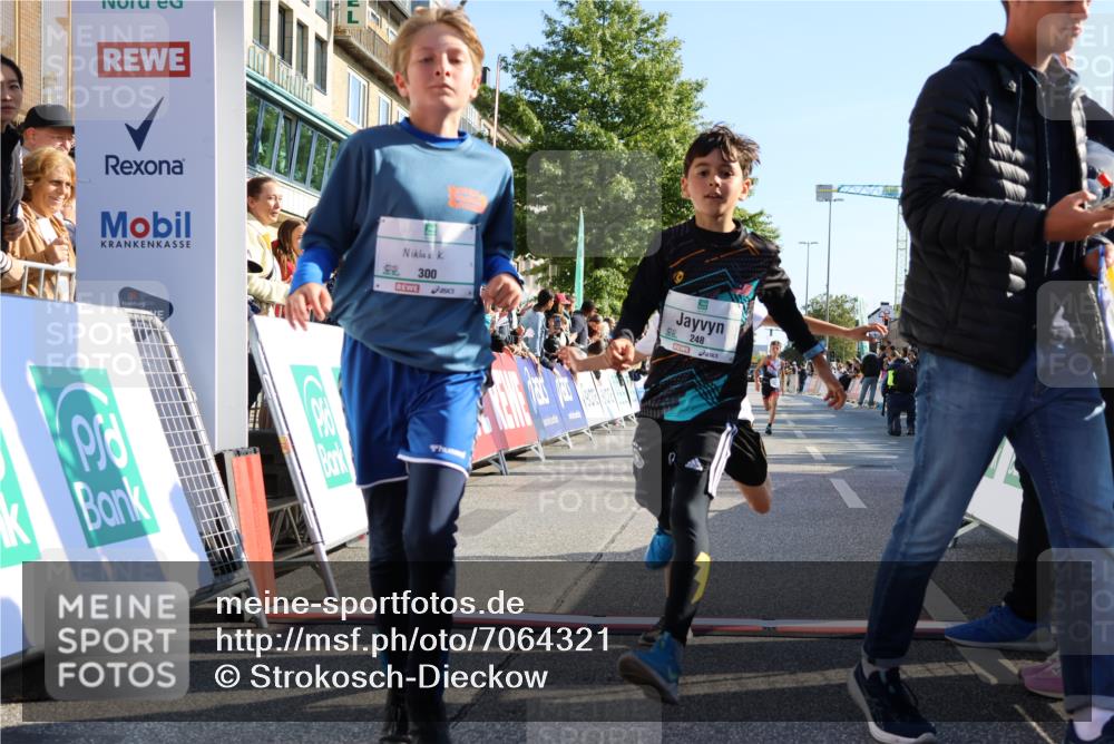 15.09.2024 - PSD Bank Halbmarathon Strokosch-Dieckow http://msf.ph/oto/7064321 15.09.2024 10:25:58 Ziel 36, 54, 221, 238, 248, 298, 300 meine-sportfotos.de