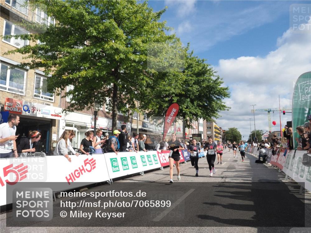 15.09.2024 - PSD Bank Halbmarathon Miley Keyser http://msf.ph/oto/7065899 15.09.2024 12:16:51 Ziel 1157, 2342, 2396, 2526, 2911, 3102, 3140, 3193, 3233, 3474, 3493, 3494, 3558 meine-sportfotos.de