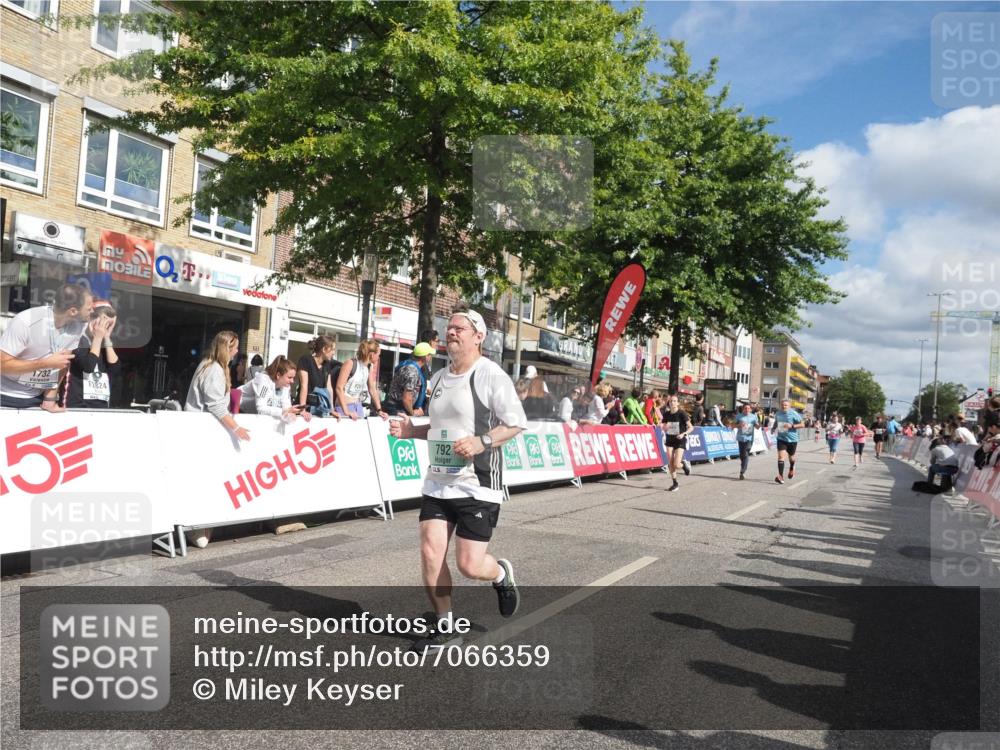 15.09.2024 - PSD Bank Halbmarathon Miley Keyser http://msf.ph/oto/7066359 15.09.2024 12:17:17 Ziel 792, 1596, 2270, 2282, 2305, 2306, 2931, 2932, 3130, 3250, 3403, 3425, 3507 meine-sportfotos.de