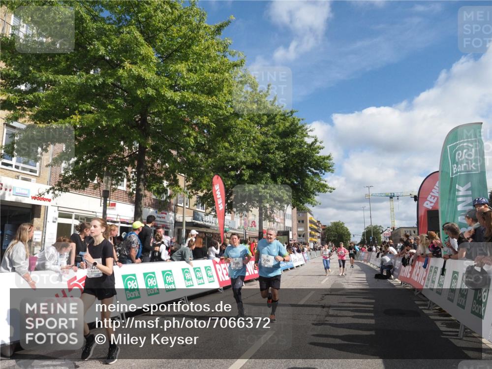 15.09.2024 - PSD Bank Halbmarathon Miley Keyser http://msf.ph/oto/7066372 15.09.2024 12:17:19 Ziel 792, 1596, 2282, 2305, 2306, 2931, 2932, 3130, 3250, 3403, 3425, 3507 meine-sportfotos.de