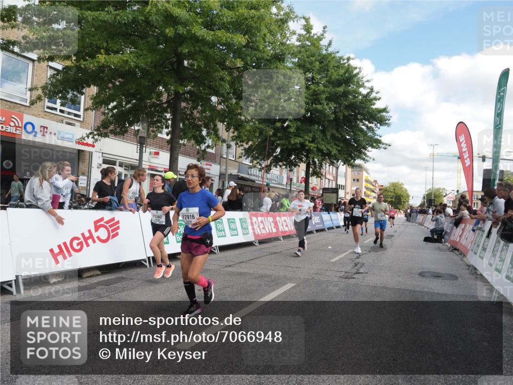 15.09.2024 - PSD Bank Halbmarathon Miley Keyser http://msf.ph/oto/7066948 15.09.2024 12:18:06 Ziel 789, 1959, 2169, 2298, 2762, 2916, 2971, 2991, 3070, 3074, 3084, 3137, 3208, 3382, 3498 meine-sportfotos.de