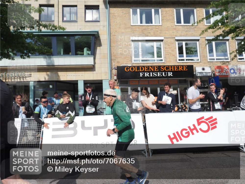 15.09.2024 - PSD Bank Halbmarathon Miley Keyser http://msf.ph/oto/7067635 15.09.2024 12:18:46 Ziel 802, 1853, 2016, 2023, 2086, 2154, 2232, 2266, 3094, 3136, 3141, 3221, 3453, 3454, 3472, 3533 meine-sportfotos.de