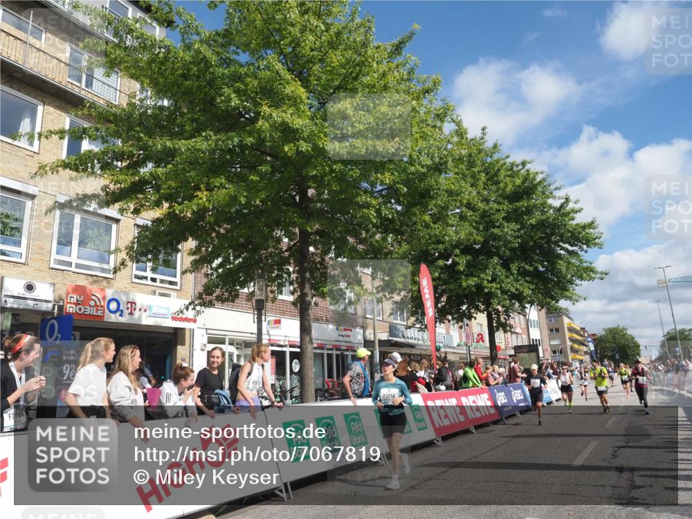 15.09.2024 - PSD Bank Halbmarathon Miley Keyser http://msf.ph/oto/7067819 15.09.2024 12:19:02 Ziel 1728, 1729, 2086, 2149, 2412, 2821, 3094, 3106, 3258, 3419, 3446, 3447, 3500, 3561 meine-sportfotos.de