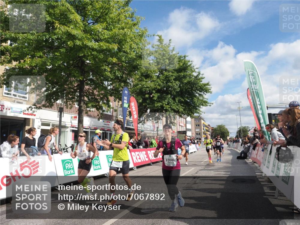 15.09.2024 - PSD Bank Halbmarathon Miley Keyser http://msf.ph/oto/7067892 15.09.2024 12:19:06 Ziel 1728, 1729, 2149, 2412, 2821, 3106, 3258, 3419, 3446, 3447, 3500, 3561 meine-sportfotos.de