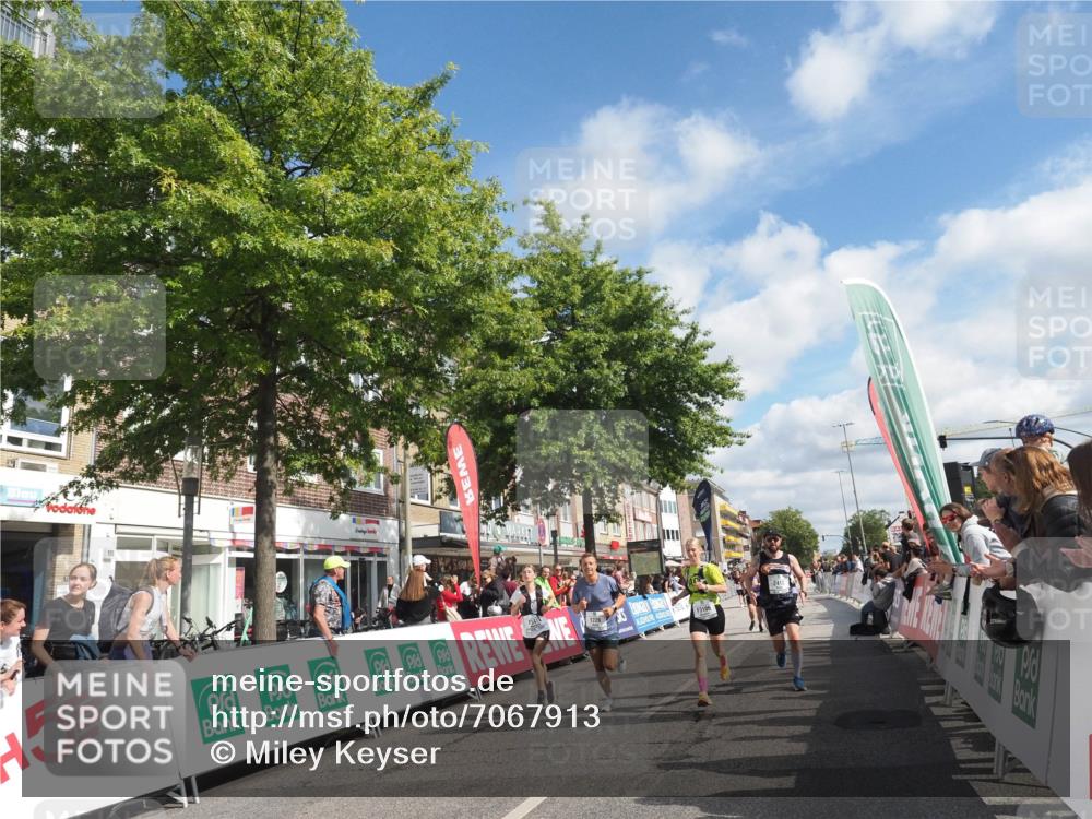 15.09.2024 - PSD Bank Halbmarathon Miley Keyser http://msf.ph/oto/7067913 15.09.2024 12:19:07 Ziel 1728, 1729, 2149, 2412, 2821, 3106, 3258, 3419, 3446, 3447, 3500, 3561 meine-sportfotos.de