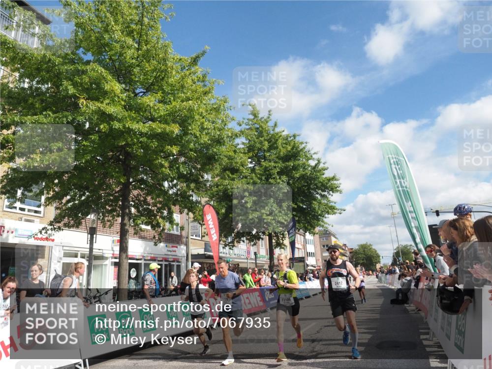 15.09.2024 - PSD Bank Halbmarathon Miley Keyser http://msf.ph/oto/7067935 15.09.2024 12:19:07 Ziel 1728, 1729, 2149, 2412, 2821, 3106, 3258, 3419, 3446, 3447, 3500, 3561 meine-sportfotos.de