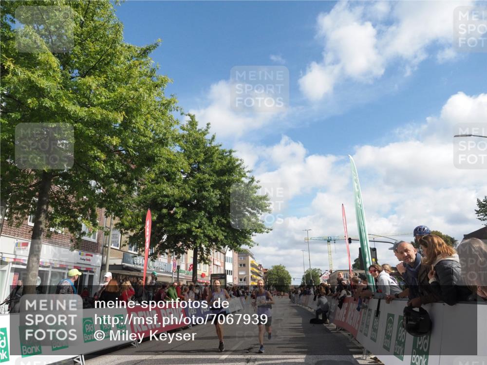 15.09.2024 - PSD Bank Halbmarathon Miley Keyser http://msf.ph/oto/7067939 15.09.2024 12:19:10 Ziel 1728, 1729, 2149, 2412, 2821, 3106, 3258, 3419, 3446, 3447, 3500, 3561 meine-sportfotos.de