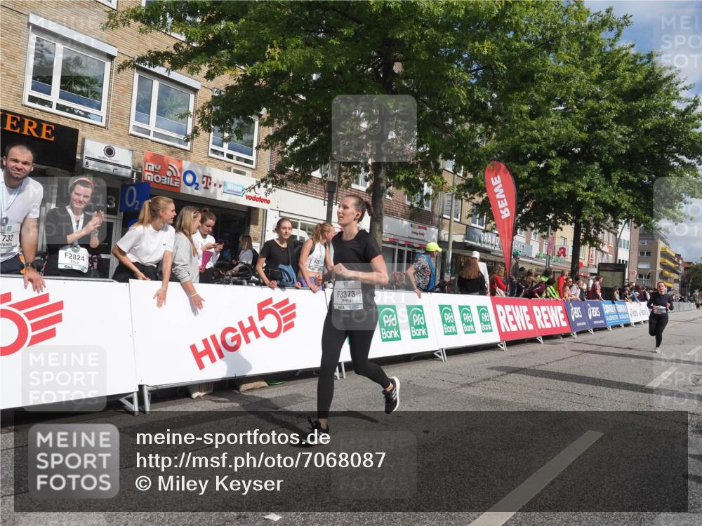 15.09.2024 - PSD Bank Halbmarathon Miley Keyser http://msf.ph/oto/7068087 15.09.2024 12:19:26 Ziel 1828, 3092, 3103, 3373 meine-sportfotos.de
