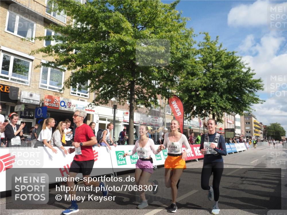 15.09.2024 - PSD Bank Halbmarathon Miley Keyser http://msf.ph/oto/7068307 15.09.2024 12:19:51 Ziel 1613, 2025, 2867, 2903, 3394, 3436, 3440 meine-sportfotos.de