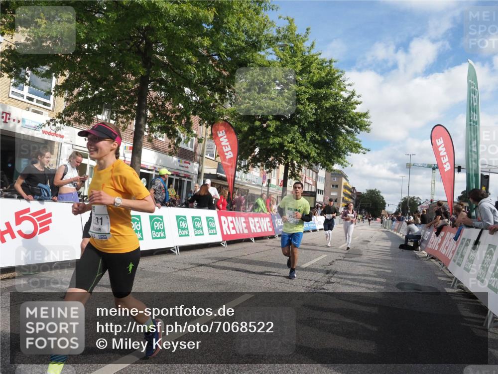 15.09.2024 - PSD Bank Halbmarathon Miley Keyser http://msf.ph/oto/7068522 15.09.2024 12:20:28 Ziel 1284, 2215, 2525, 2543, 3231, 3483 meine-sportfotos.de