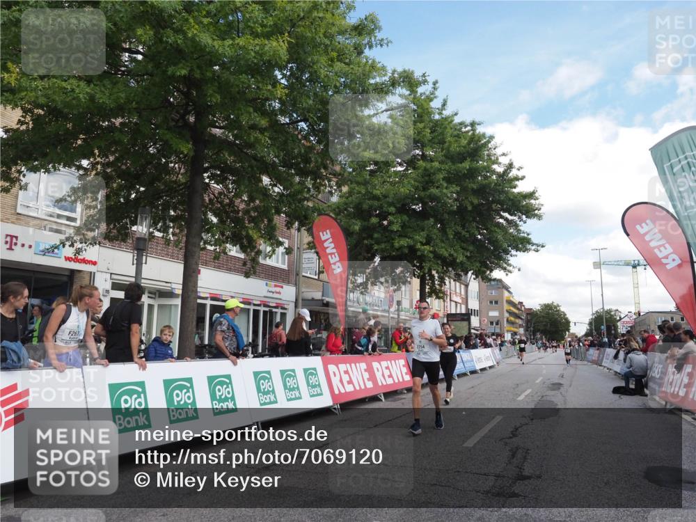 15.09.2024 - PSD Bank Halbmarathon Miley Keyser http://msf.ph/oto/7069120 15.09.2024 12:21:35 Ziel 2254, 2256, 2379, 2404, 2698, 2951, 3069, 3269, 3275, 3555 meine-sportfotos.de