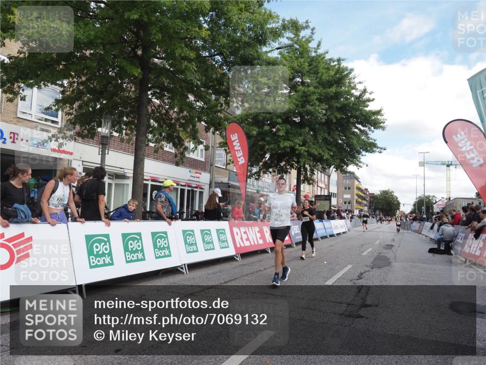 15.09.2024 - PSD Bank Halbmarathon Miley Keyser http://msf.ph/oto/7069132 15.09.2024 12:21:36 Ziel 2254, 2256, 2379, 2404, 2698, 2951, 3069, 3269, 3275, 3555 meine-sportfotos.de