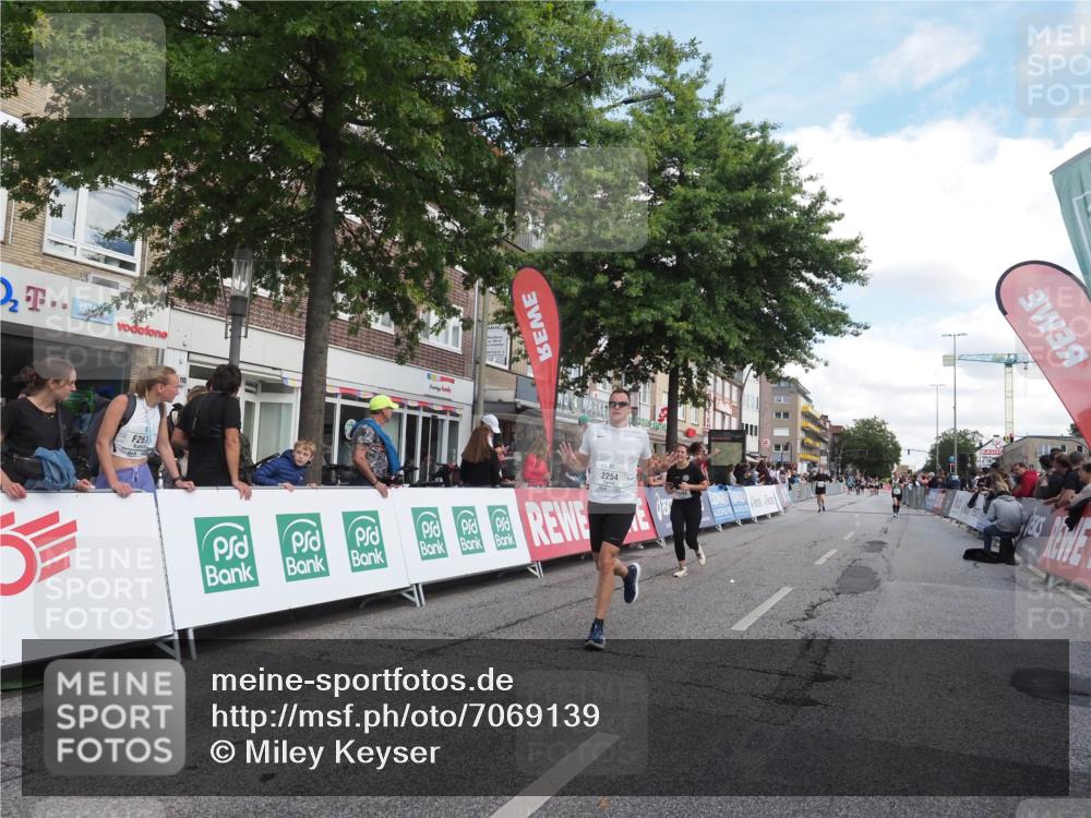 15.09.2024 - PSD Bank Halbmarathon Miley Keyser http://msf.ph/oto/7069139 15.09.2024 12:21:36 Ziel 2254, 2256, 2379, 2404, 2698, 2951, 3069, 3269, 3275, 3555 meine-sportfotos.de