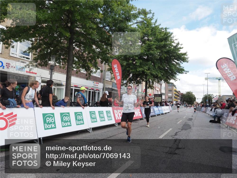 15.09.2024 - PSD Bank Halbmarathon Miley Keyser http://msf.ph/oto/7069143 15.09.2024 12:21:36 Ziel 2254, 2256, 2379, 2404, 2698, 2951, 3069, 3269, 3275, 3555 meine-sportfotos.de