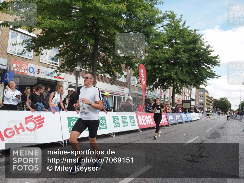 15.09.2024 - PSD Bank Halbmarathon Miley Keyser http://msf.ph/oto/7069151 15.09.2024 12:21:37 Ziel 2254, 2256, 2379, 2404, 2698, 2951, 3069, 3269, 3275, 3555 meine-sportfotos.de