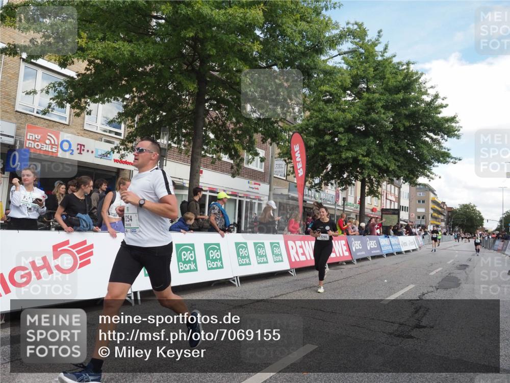 15.09.2024 - PSD Bank Halbmarathon Miley Keyser http://msf.ph/oto/7069155 15.09.2024 12:21:37 Ziel 2254, 2256, 2379, 2404, 2698, 2951, 3069, 3269, 3275, 3555 meine-sportfotos.de